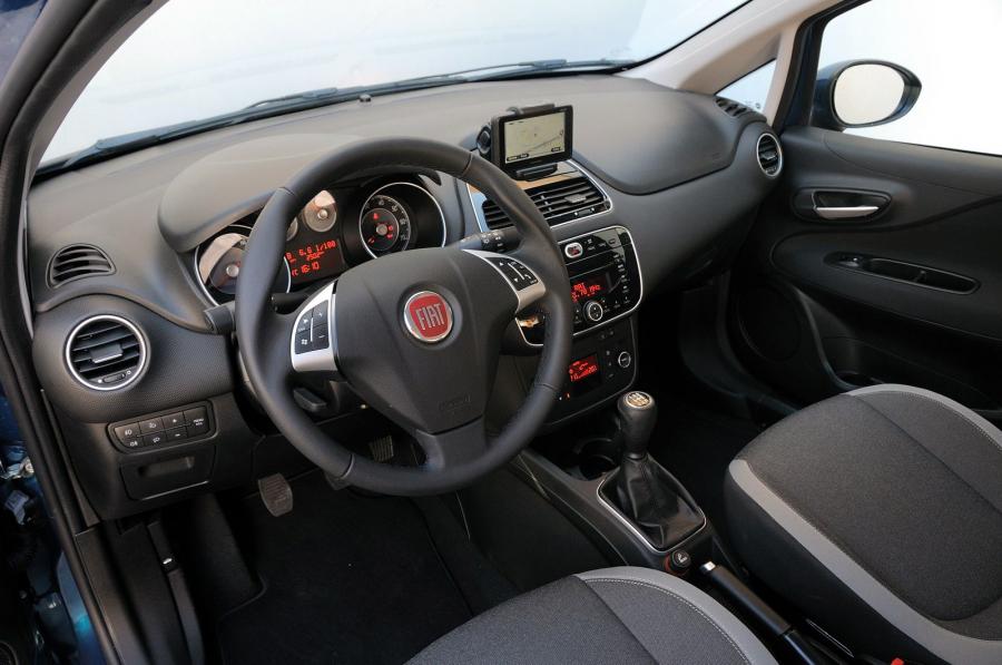  Fiat Punto 5-Door 2012 года  (фото 17 из 30)